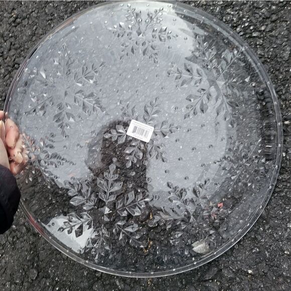 New Celebrations by Mikasa Winter Flurries Collection snowflake platter - Picture 4 of 12